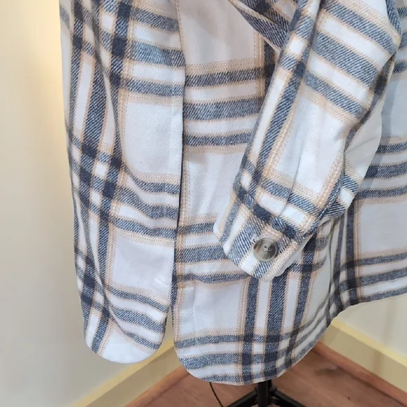 Old Navy Women's Plaid Utility Shacket in Cream and Blue - Picture 5 of 8